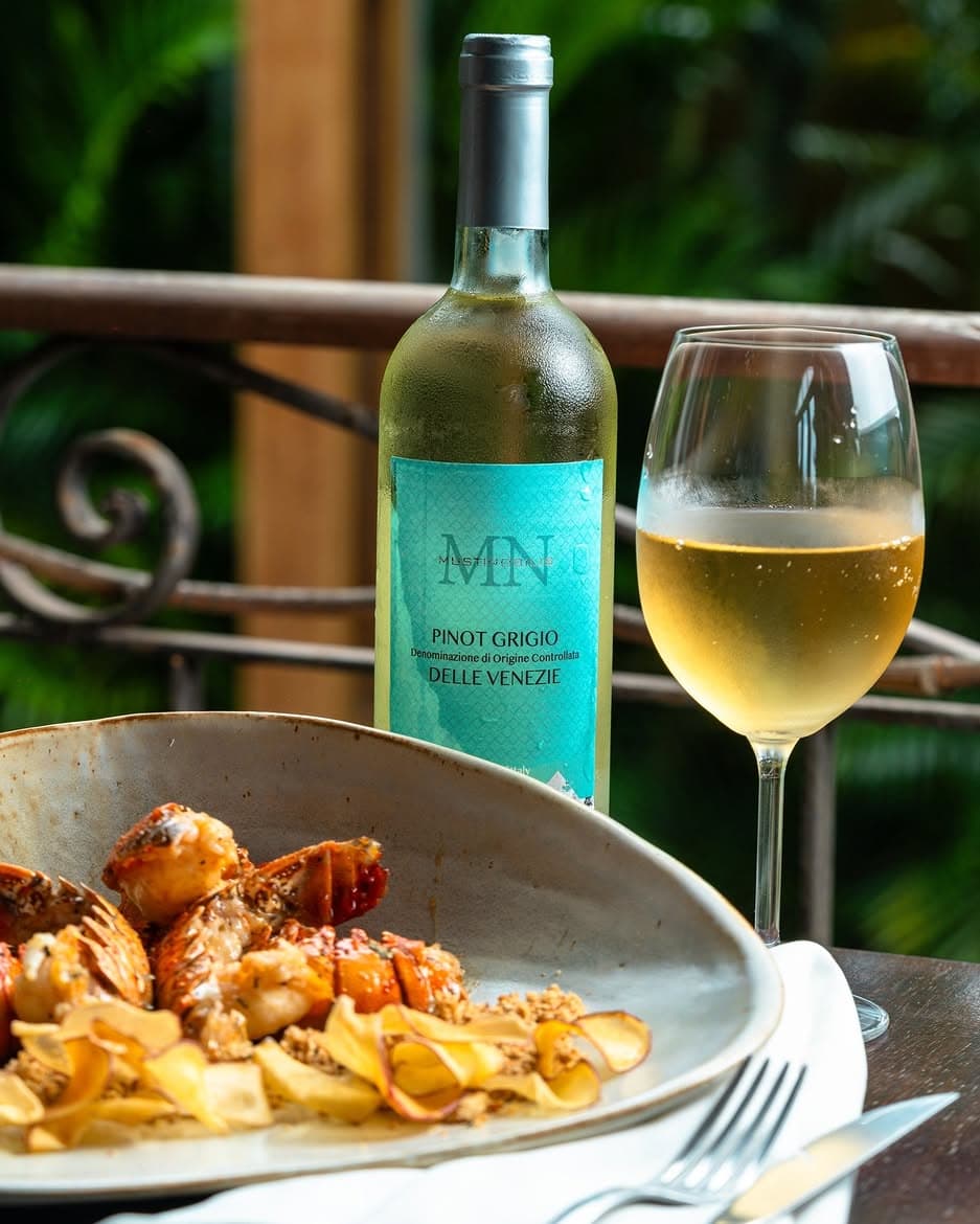 Pinot Grigio gelado e lagosta na varanda do Çavá