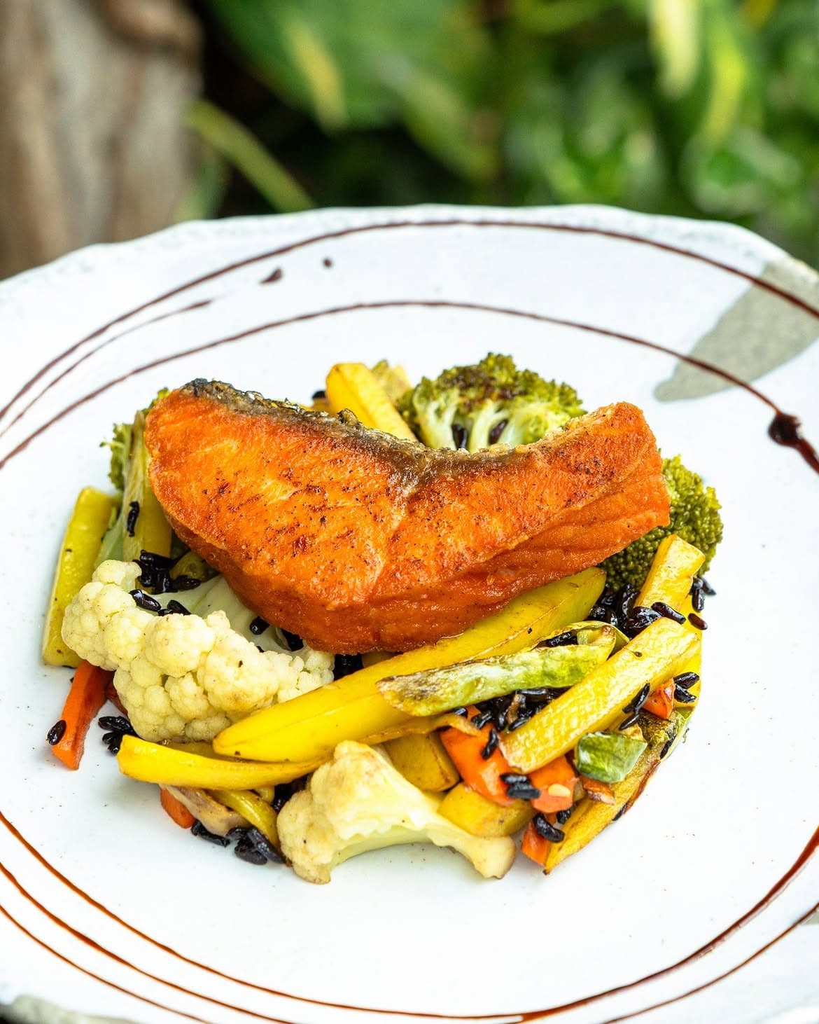 Salmão grelhado com legumes e arroz negro