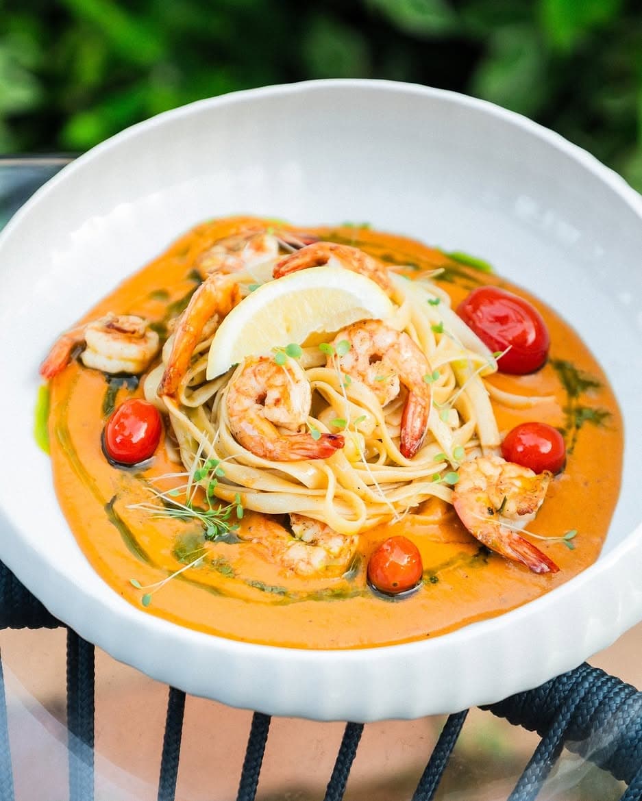 Fettuccine com camarões, tomate confit e limão siciliano