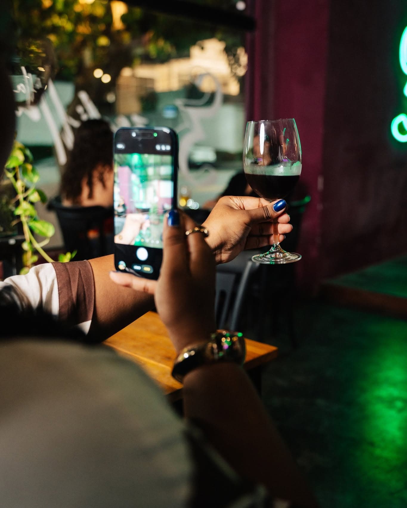 Brinde com taça de vinho à noite no Zedilla