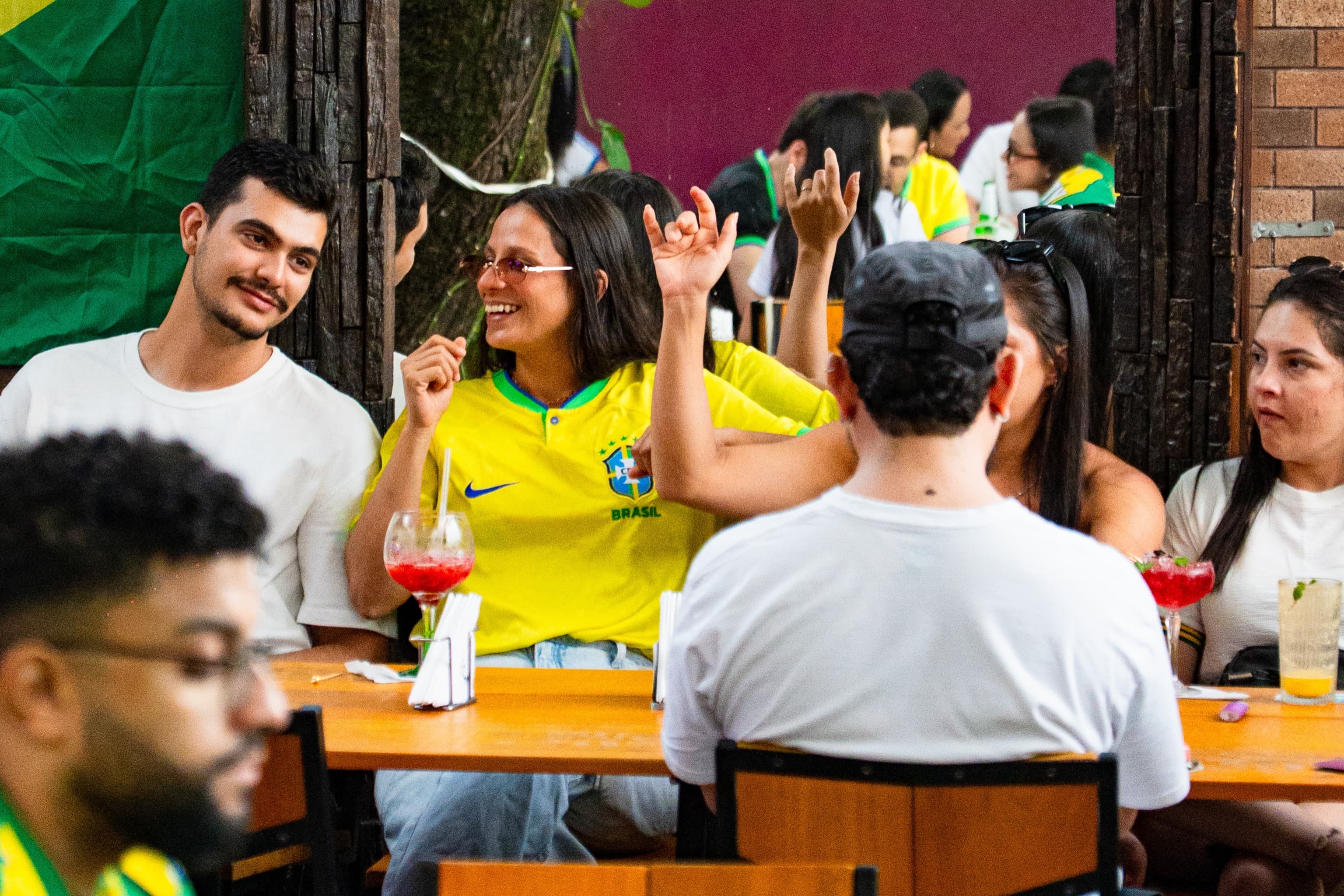 Clientes brindando em dia de jogo no Zedilla